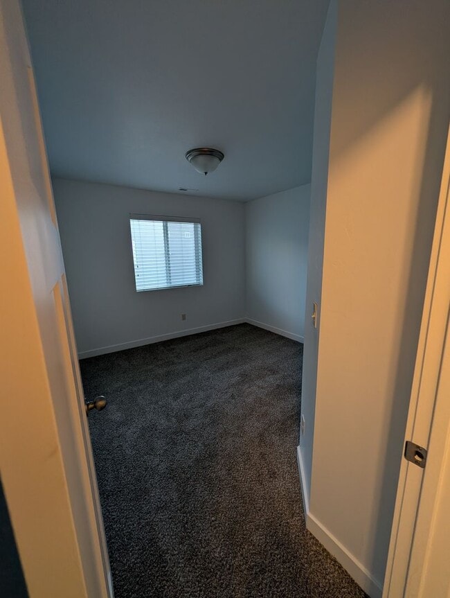 Building Photo - January Rent Free! 3 Bed 2 Bath Townhouse for Rent!