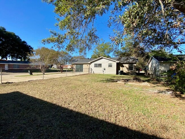 Building Photo - Newly Renovated 3 Bedroom 1.5 Bath Home in...