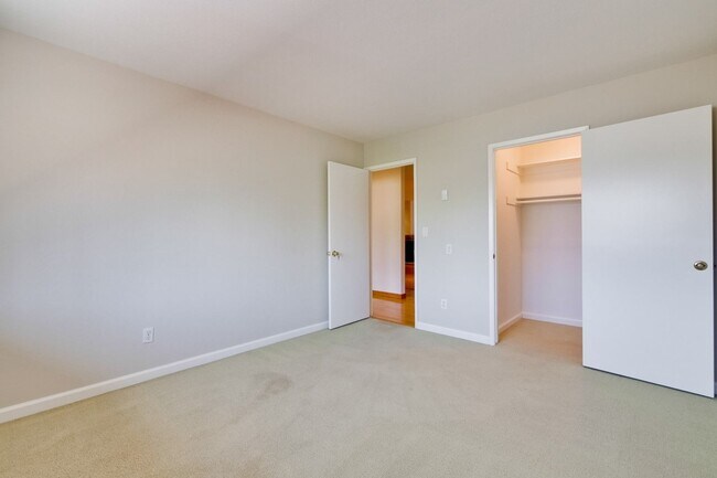Building Photo - Very Spacious 2BR 2BA Condo in the Heart o...
