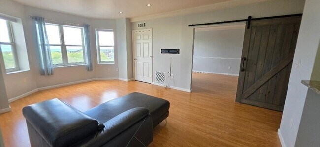 Building Photo - 1 Cityview Ln