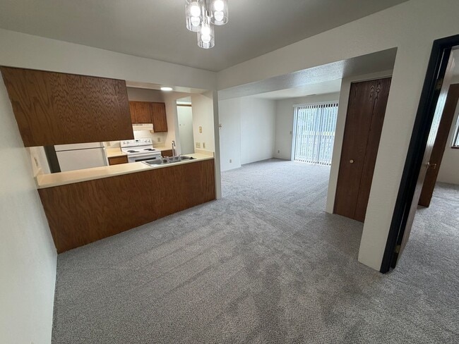 Building Photo - Top floor (3rd floor) 1 bedroom 1 bath with Private Balcony