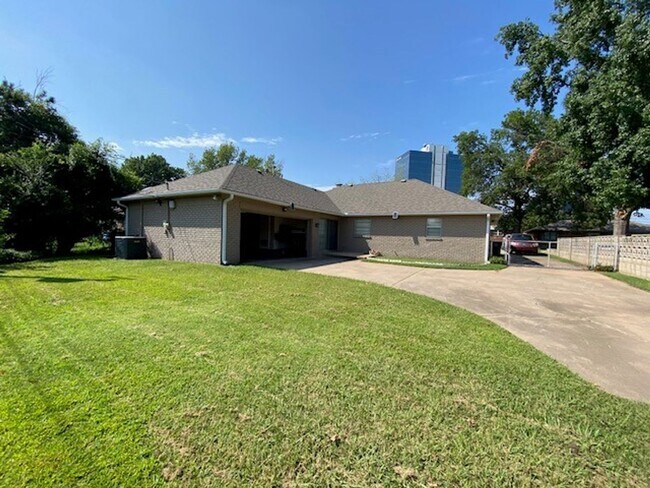 Building Photo - LARGE | 3 Bed | 2 Bath | Midtown Tulsa