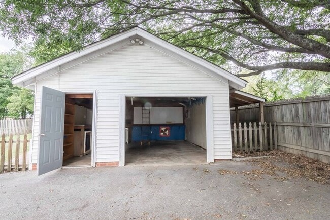 Building Photo - Gorgeous 3 Bedroom 2 Bath in Popular Parki...