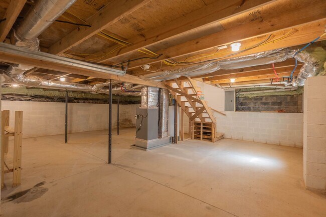 Building Photo - 2 bed and 2 bath house with garage and par...