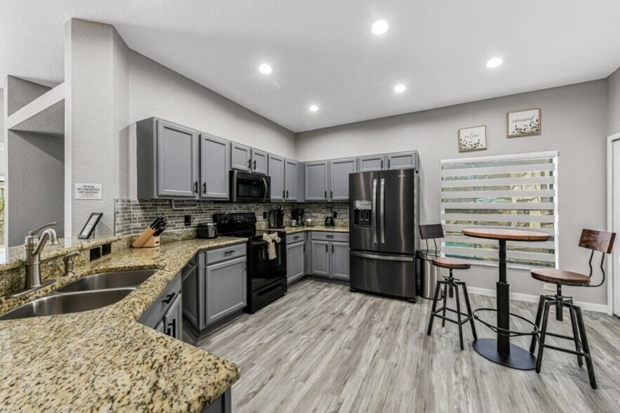 Building Photo - 16716 Lazy Breeze Loop