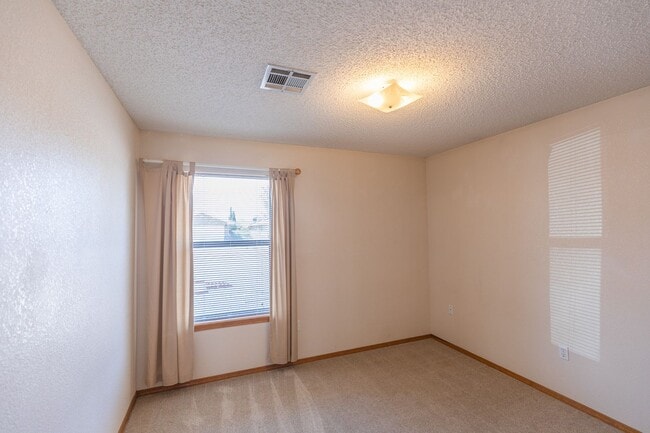 Building Photo - 3 Bedroom 2 Bath Home