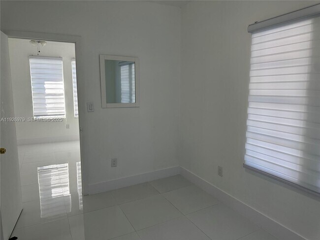 Building Photo - 1922 NW 4th St