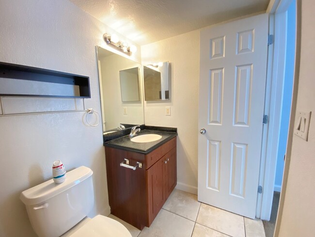 Building Photo - Spacious 3 bedroom, 2 bathroom Condo Locat...