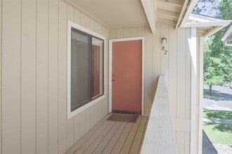 Building Photo - Great 1 bedroom condo just off Clear Acre Lane