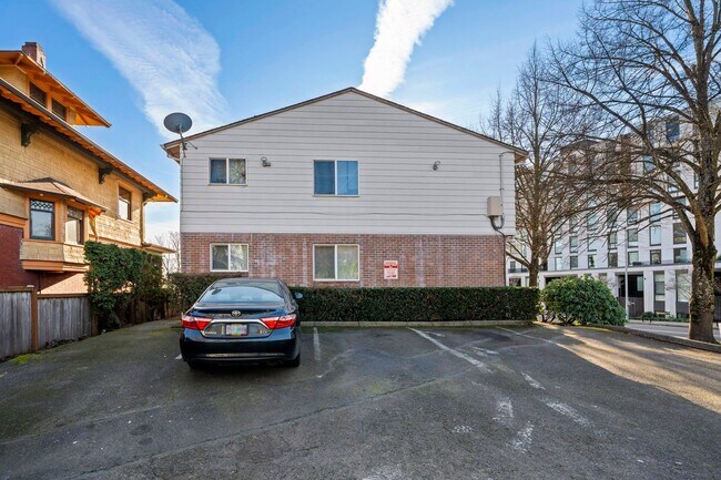 Building Photo - Charming 1-Bedroom in Portland’s Sullivan’s Gulch – MF 29 – NE 21st Ave