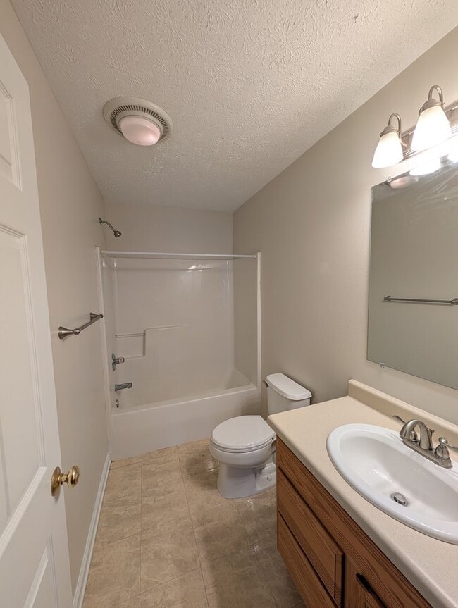 Building Photo - Great Location Swannanoa Townhome