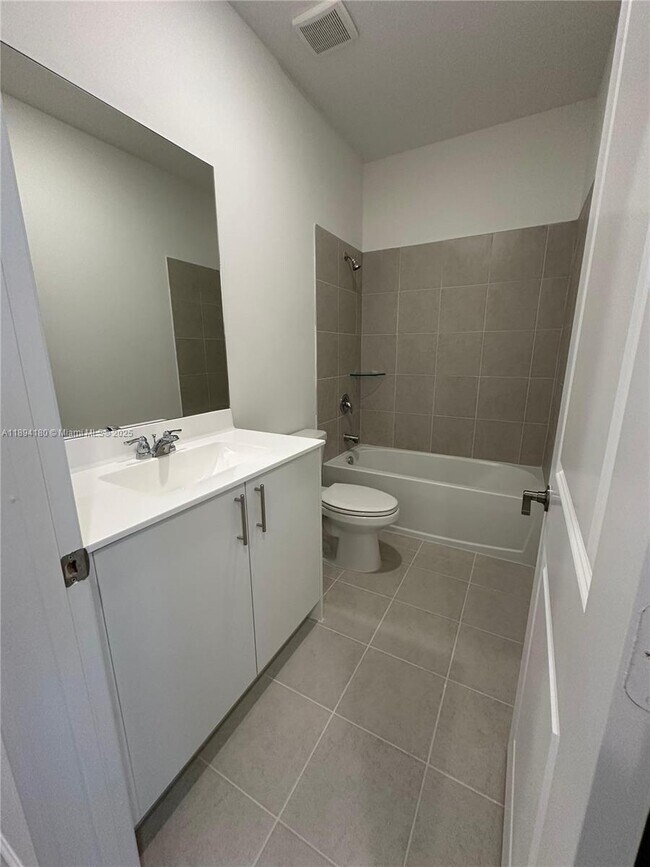 Building Photo - 2546 SE 27th Dr