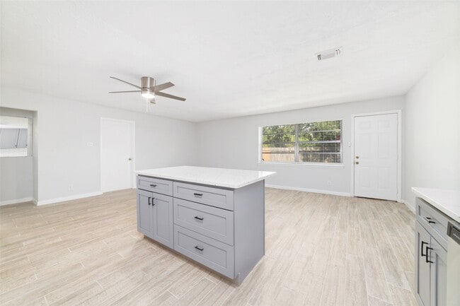 Building Photo - 10522 Northview Dr