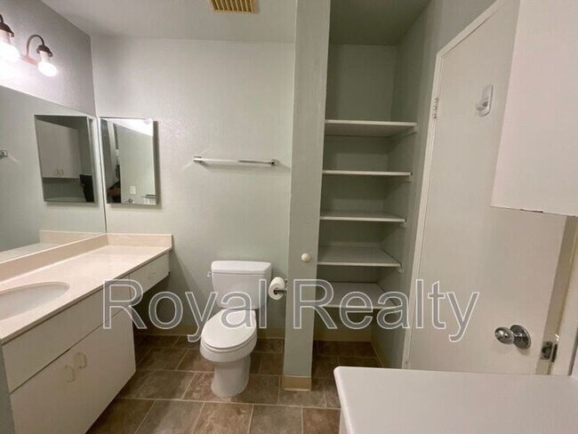 Building Photo - 625 Mananai Pl