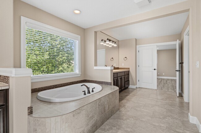 Building Photo - 5832 NW Bannister Dr