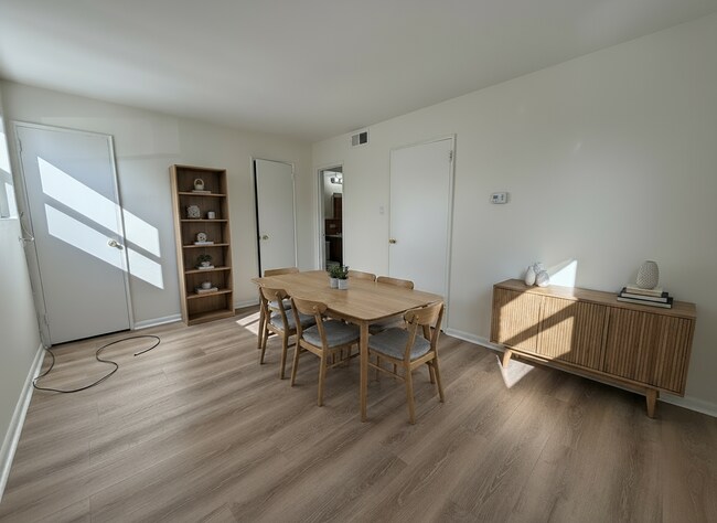 Building Photo - 7405 Dorcas St