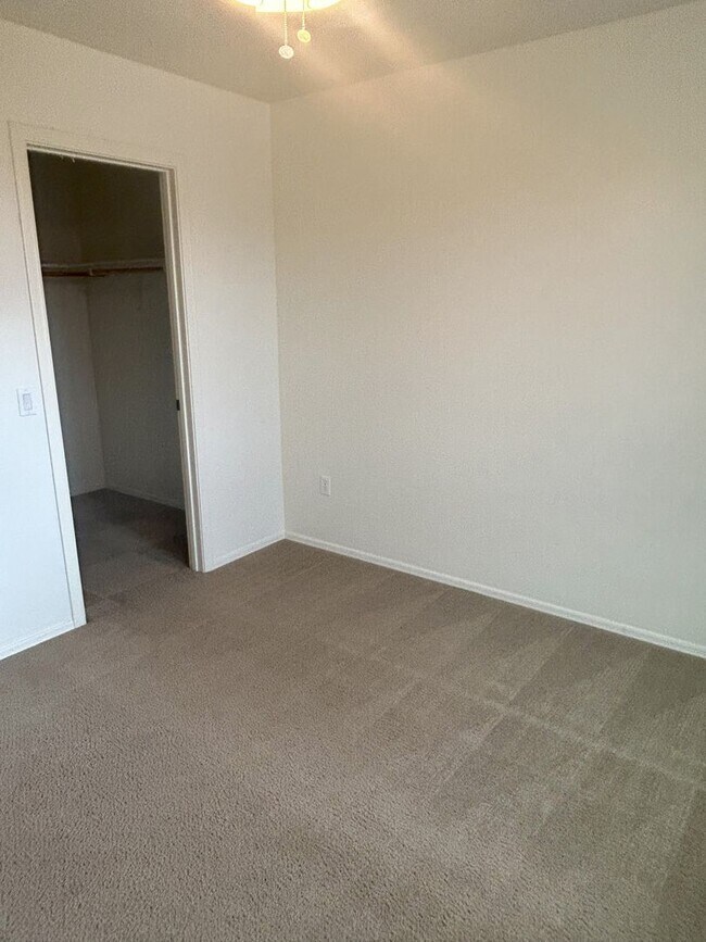 Building Photo - Save with SOLAR Unfurnished  1 loft -  2 c...