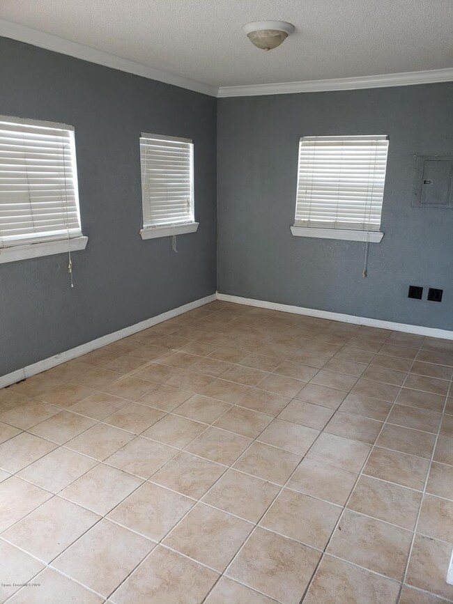 Building Photo - Studio Apartment