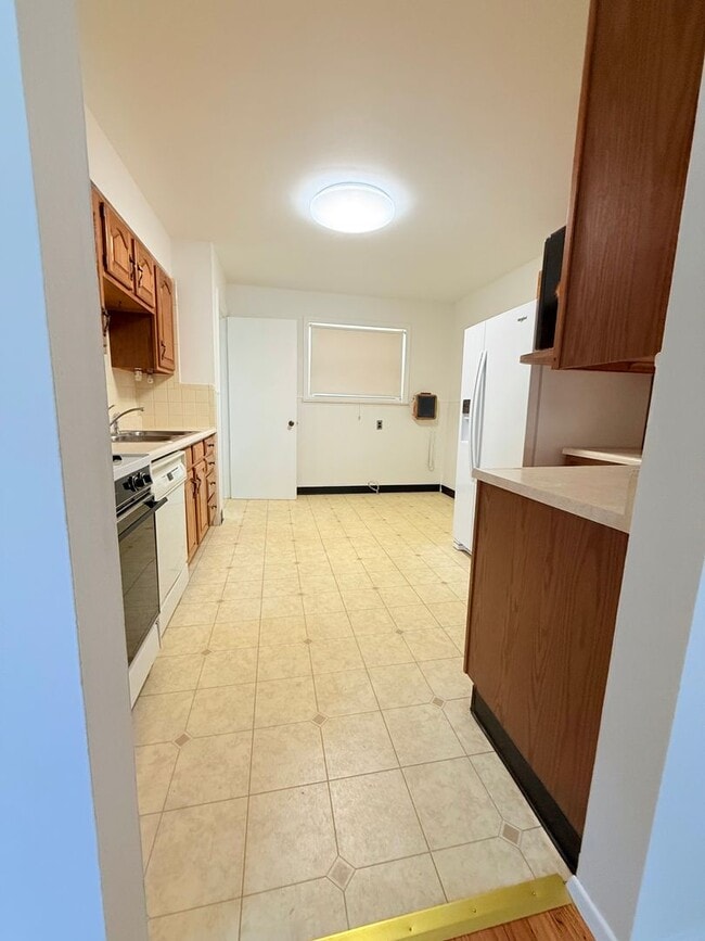 Building Photo - 3 Bedroom 2 BathHome