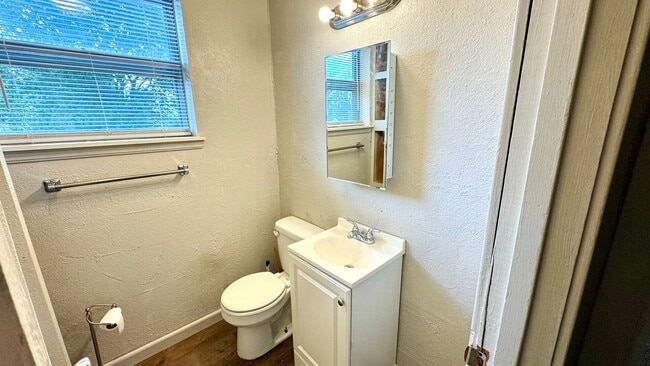 Building Photo - Savanna- Adorable two bedroom, one bath home.