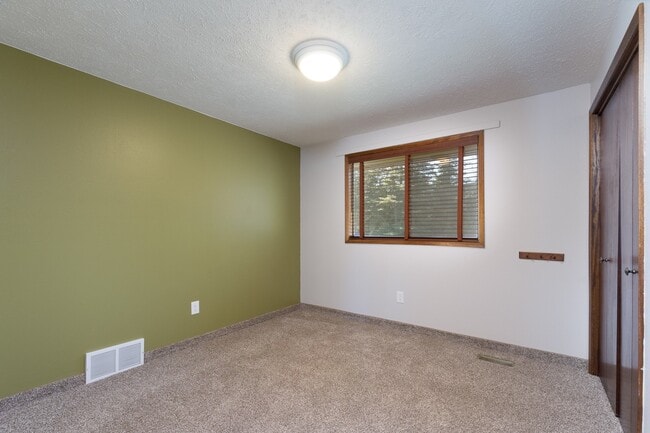 Building Photo - 3+ Bedroom, 3 Bath Available in quiet Spok...