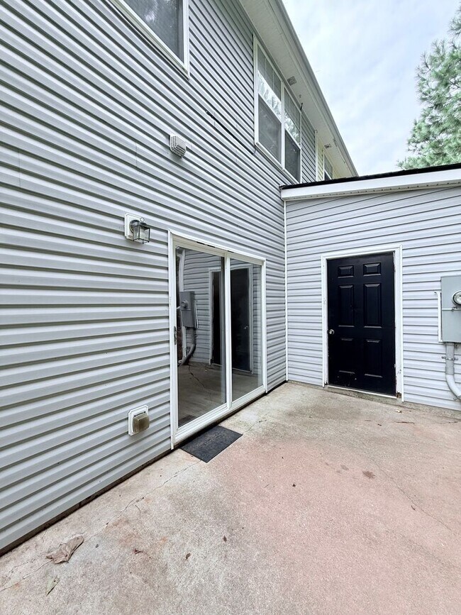Building Photo - Large townhome in downtown Dawsonville