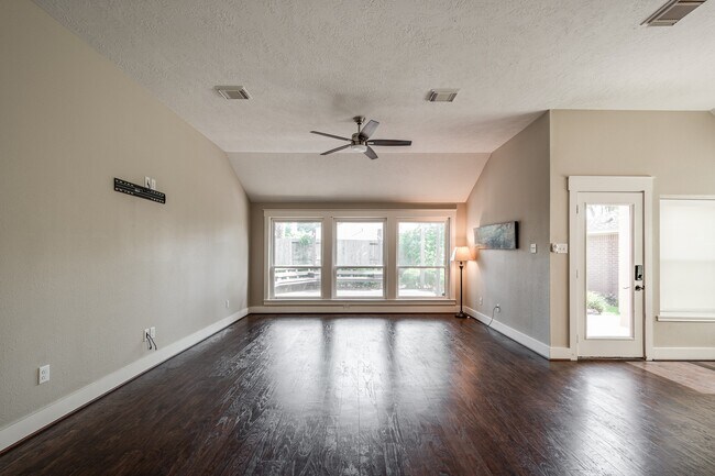 Building Photo - 2506 S Strathford Ln