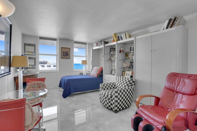 Building Photo - 1149 Hillsboro Mile