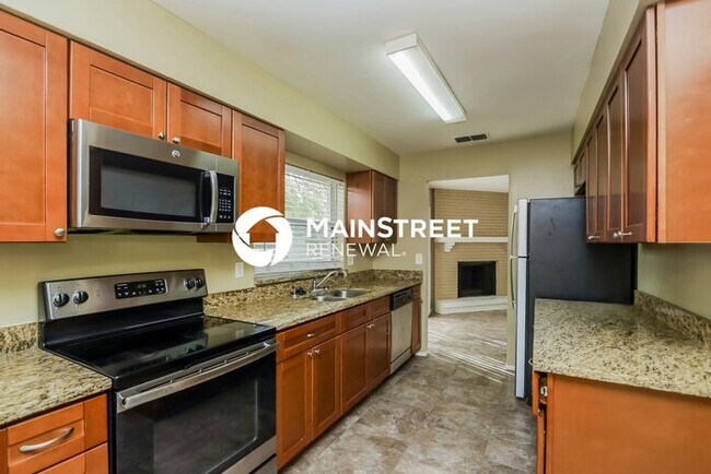 Building Photo - 3 Bedroom Pet-Friendly Home in Lakeland, FL with Main Street Renewal
