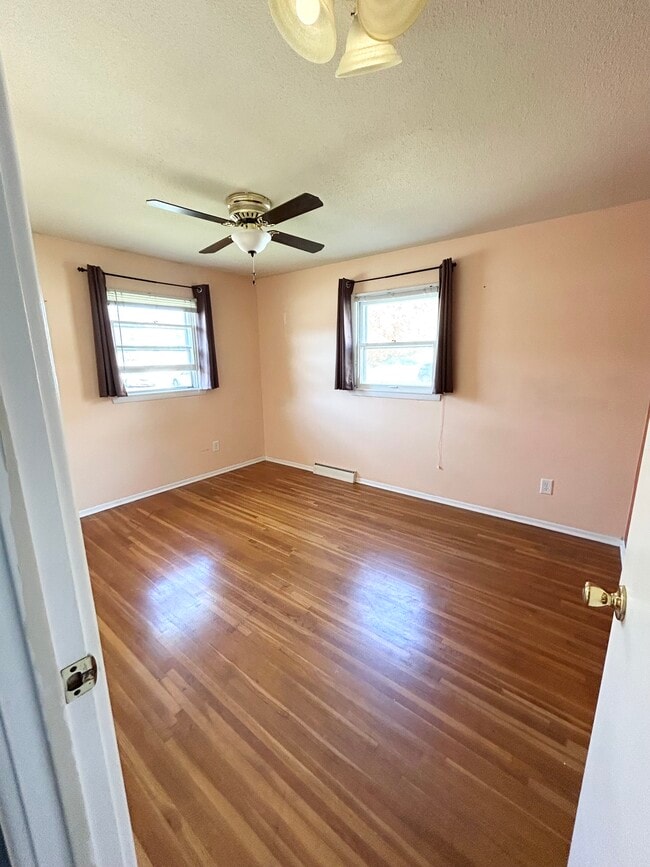 Building Photo - 908 Hillside Dr