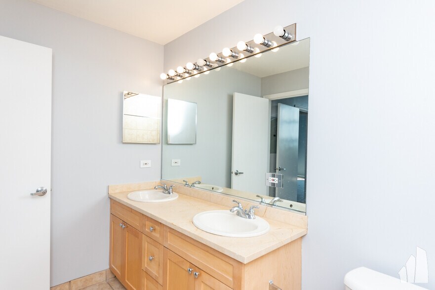 Building Photo - 1735 W Diversey Pkwy