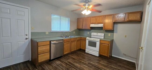 Building Photo - Available Now! 2 Bedroom 1.5 Bath Townhome...
