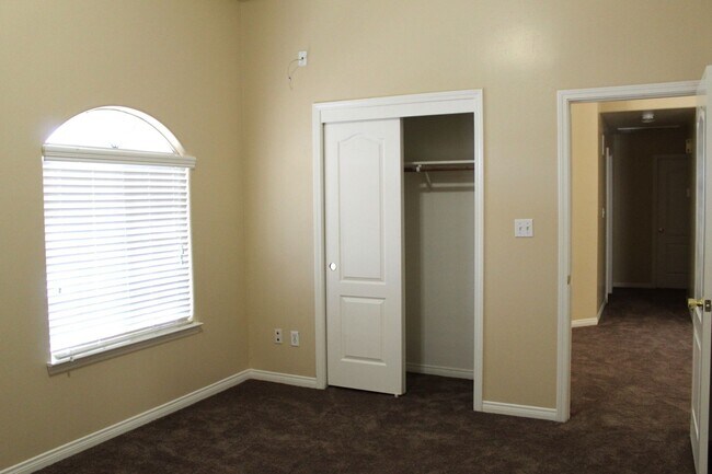 Building Photo - Southwest 5 bed 3 bath home