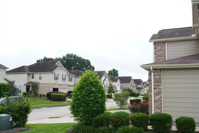 Building Photo - 16019 Summerville Lake Dr