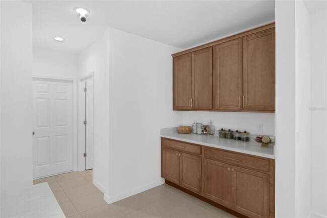 Building Photo - 5253 Royal Point Ave
