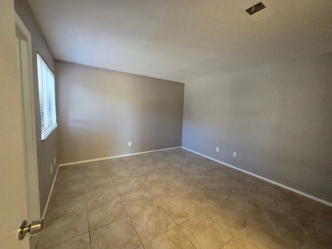 Building Photo - Charming 2-Bedroom Condo in Gated Communit...