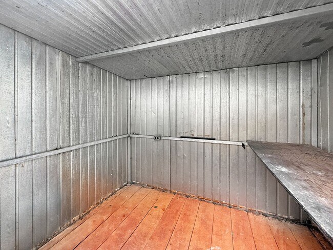 Building Photo - Perfectly located 1 Bd/1Ba house with a bo...