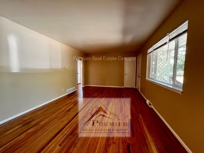 Building Photo - 521 Yellowstone Rd