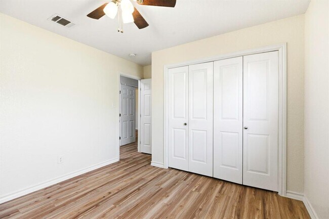 Building Photo - 823 N Commerce St