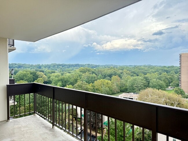 Building Photo - Spacious Condo—Utilities and Parking Inclu...