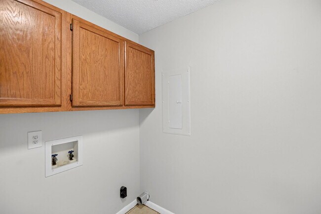 Building Photo - 8471 Yadkin Cir