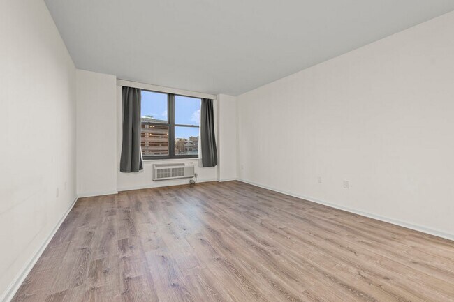 Building Photo - 102 Christopher Columbus Dr