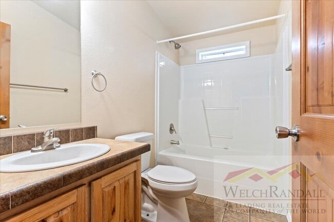 Building Photo - Beautiful 3 Bed 2 Bath Townhome in West Haven