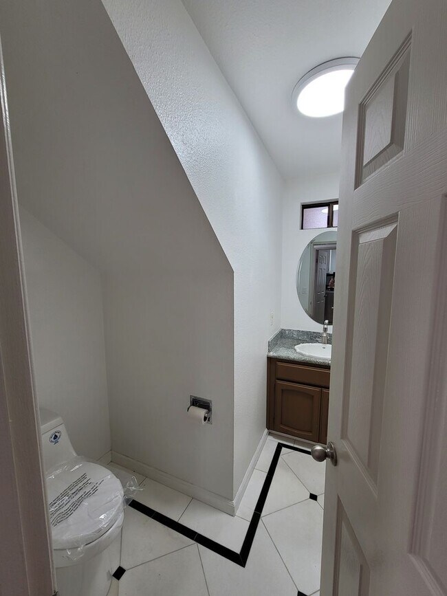 Building Photo - Charming 3-bedroom, 2.5-bathroom house with solar!