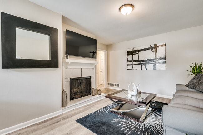 Building Photo - 2265 Columbia Dr