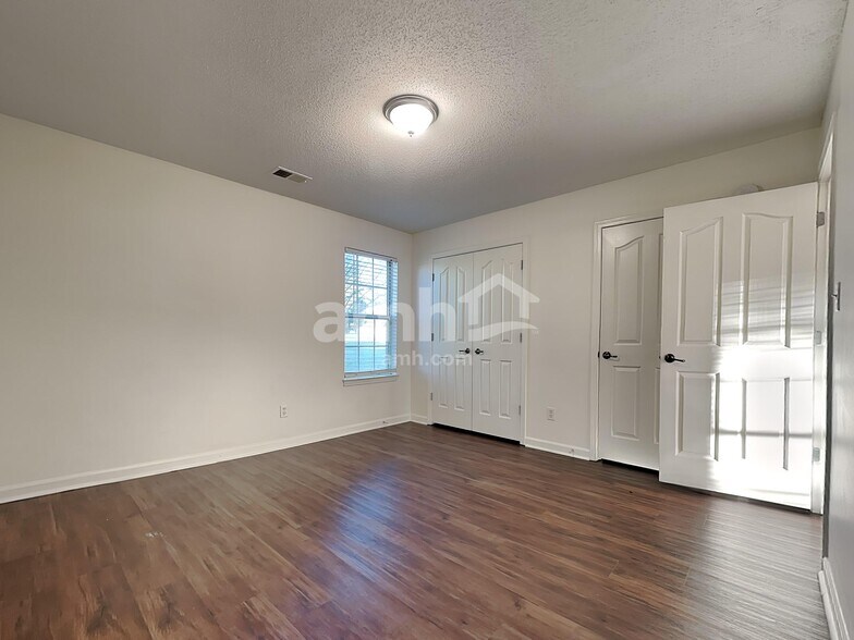 Building Photo - 8014 New Castle Cv