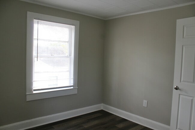 Building Photo - 1204 W Mauney Ave