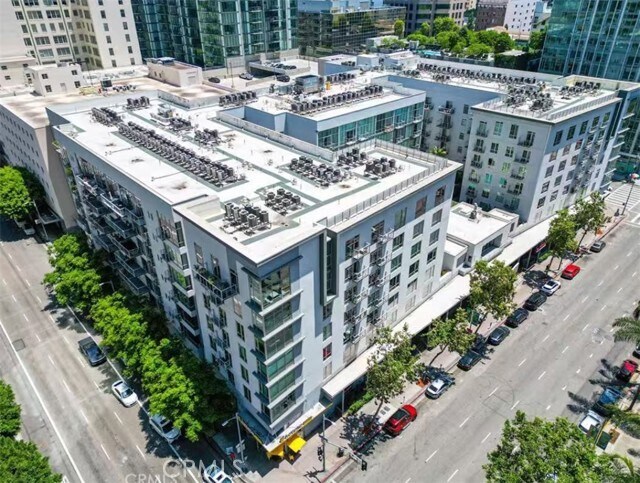Building Photo - 645 W 9th St