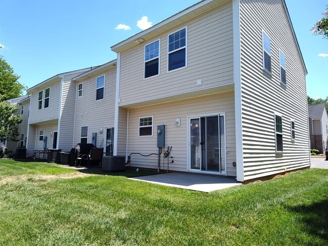 Building Photo - Move-in ready, Townhome Located in the Bra...