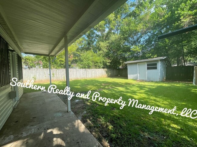 Building Photo - Super Cute newly renovated Home